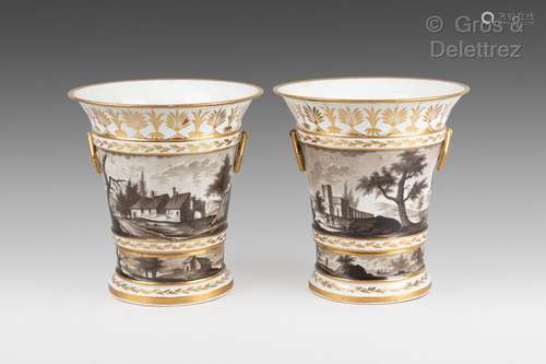 Paire de vases et leurs socles en porcelaine blanche et or o...