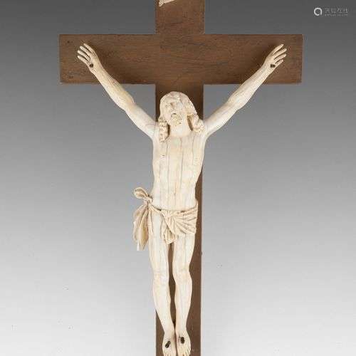 FRANCE, début du XVIIIe siècle Christ en ivoire reposant sur...