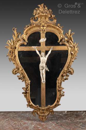Christ en ivoire sculpté Haut. 33 cm Sur une croix en bois d...
