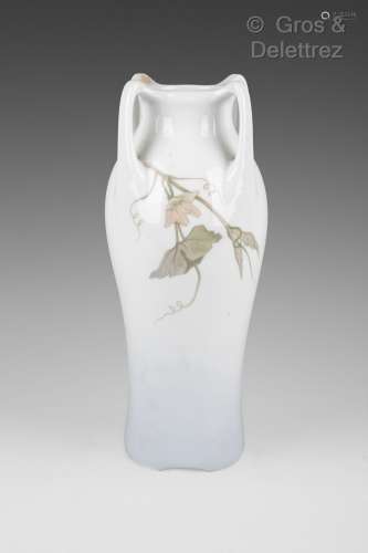 Vase en porcelaine à quatre anses décoré en émaux polychrome...