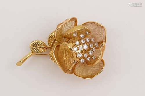 A flowery brooch ‘en tremblant’ circa 1960-1969. 18k. yellow...