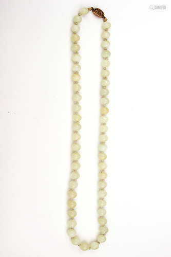 A green jade beads necklace