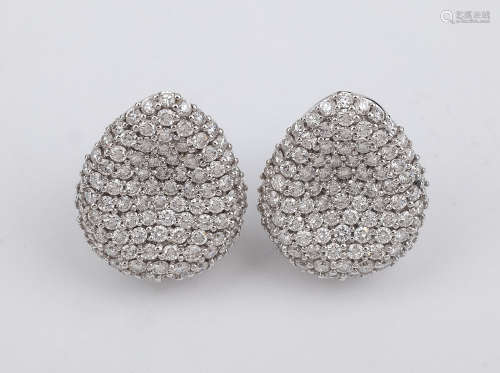 Dámaso Martínez. A pair of diamond earrings