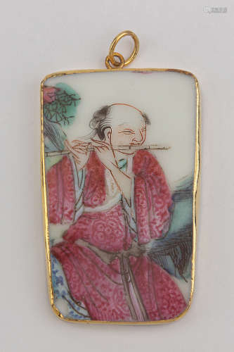 A Chinese gold pendant with a Kangxi porcelain plaque