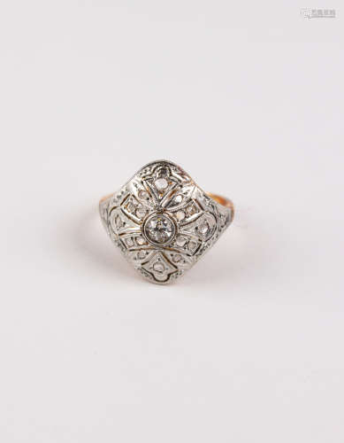 An Art-Déco ring circa 1930. Gold, platinum and diamonds