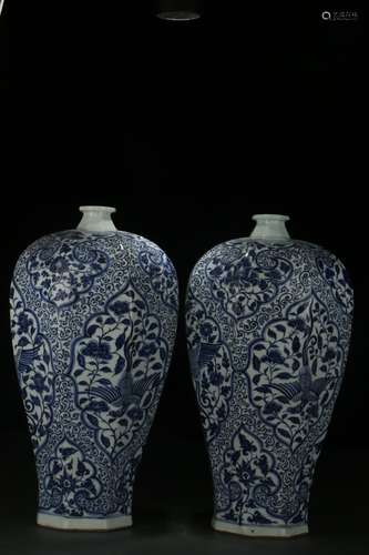 A Pair of Octal Blue-and-white Vases