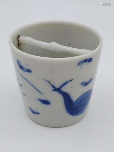 A 18th/19th century Chinese blue and white design drinking c...