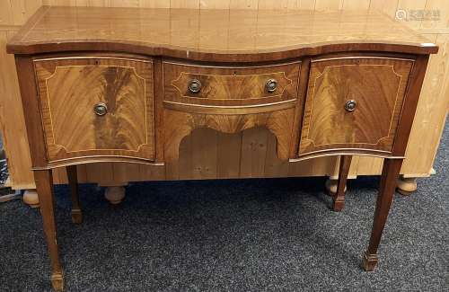 A Reproduction Antique style mahogany sideboard, [92x122x48c...