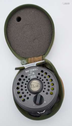 Orvis Battenkill Disc 7/8 fly reel with line and pouch.