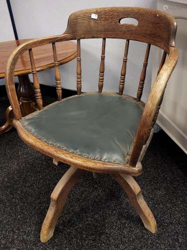 Antique rise and fall smokers/ captain chair.