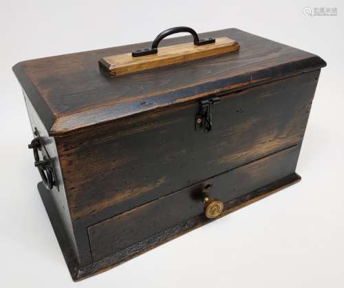 Antique style wooden chest. [25x44x24cm]
