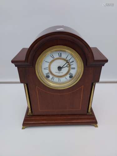 An Edwardian mahogany cased mantle clock. In a working condi...