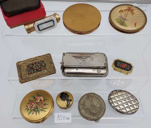 A Collection of vintage ladies compacts
