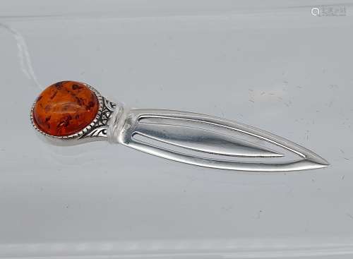 A silver bookmark with amber finial [4.36g] [5.5cm in length...