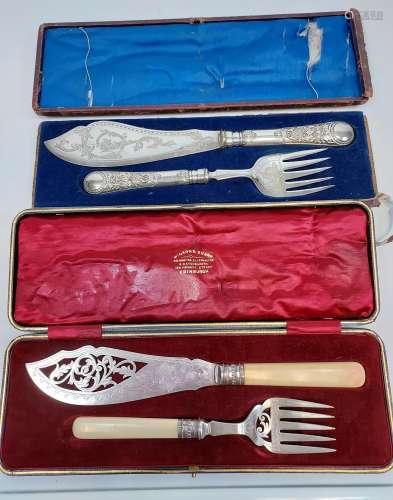 Two boxed fish server sets, one with a Sheffield silver coll...