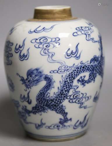 A Chinese blue and white ‘dragon’ jar,14cm