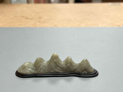 A Chinese jade ‘mountain peaks’ brushset, wood base8.5cm