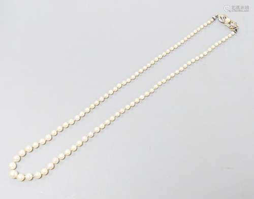 A single strand graduated cultured pearl necklace with yello...