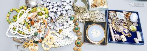 Assorted costume jewellery, including a malachite and coral ...