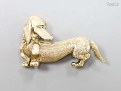 A 9ct gold Dachshund brooch, 40mm, 12.3 grams.