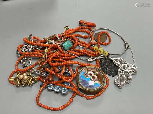 A small group of assorted minor jewellery including a white ...