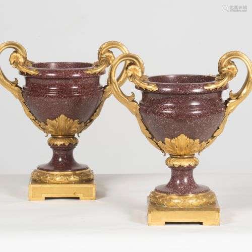 PAIRE DE VASES En marbre rouge griotteEn bronze ciselé et do...