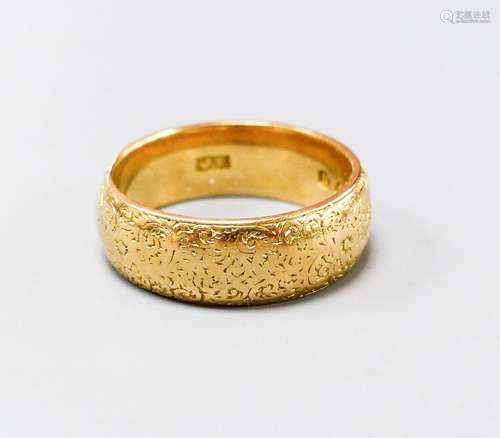 A Victorian engraved 18ct gold wedding band, size P/Q, 10 gr...