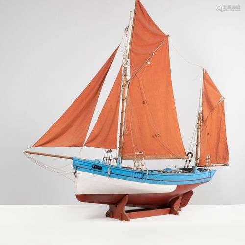 MAQUETTE DU BATEAU DE PÊCHE MELUSINE En boisÀ deux mâts. La ...