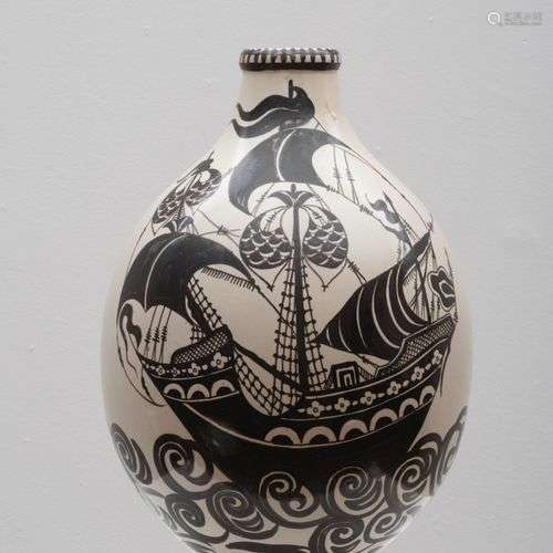 VASE BOULE En faïenceÀ décor d'un voilier.Bretagne, époque A...