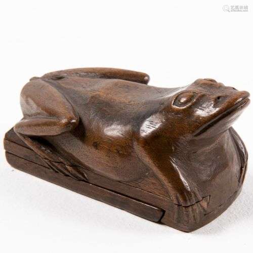 TABATIÈRE En bois sculptéEn forme de grenouille.XIXème siècl...