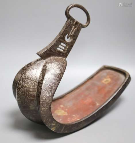 A Japanese Edo period silver-inlaid iron stirrup,some wear27...