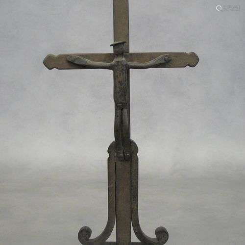 un crucifix en fer forgé, la croix flanquée de volutes. Epoq...