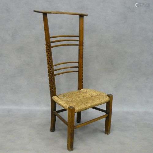 une chaise prie-Dieu paillée avec sa plaque de cuivre n° 179...