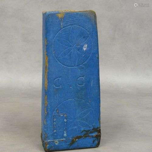 un coffin de forme triangulaire en bois peint en bleu monogr...