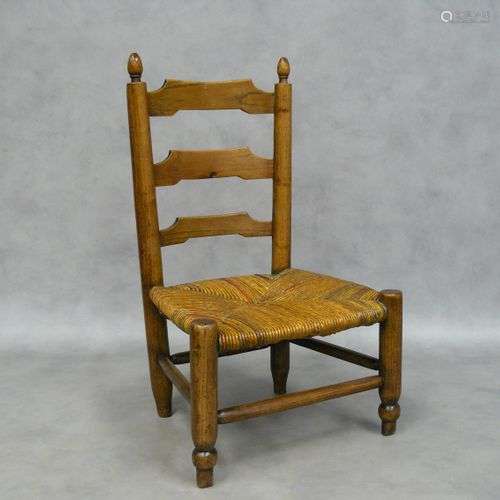 une petite chaise d'enfant paillée - H 56 cm