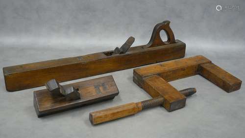 un lot d'outils anciens en bois : une varlope - L 82 cm, un ...