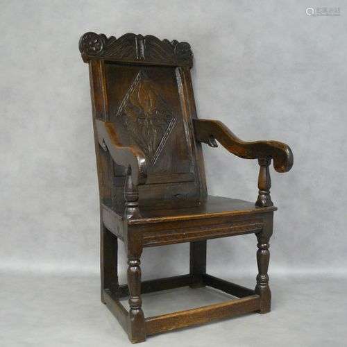 un fauteuil du 18ème siècle, le dossier sculpté d'un losange...