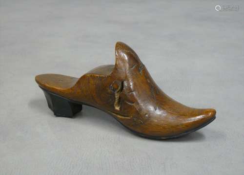 ancienne petite forme de chaussure en bois sculpté - H 7,5 L...