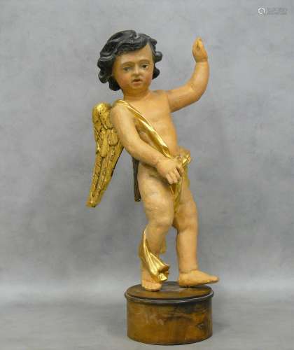 une statuette d'angelot baroque en bois sculpté polychrome e...