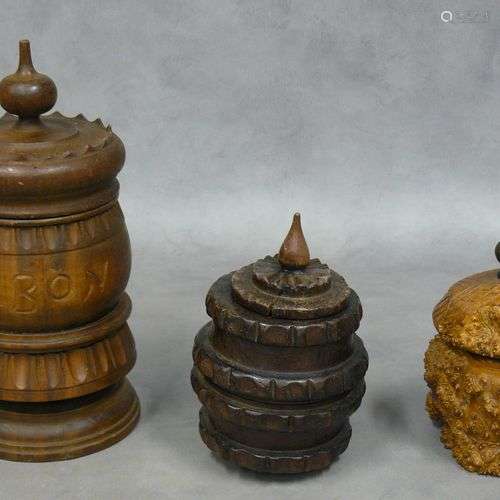un ensemble de trois pots à tabac en bois dont un marqué St ...