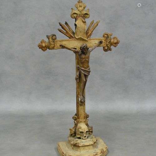 un crucifix en bois sculpté (traces de polychromie) le Chris...