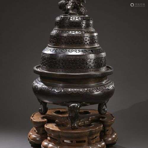 CHINE - Vers 1800 Très important brûle-parfums en bronze à p...