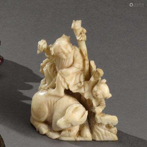** CHINE - XIXe siècle Petit groupe en ivoire sculpté figura...