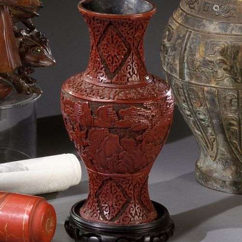 CHINE - Début du XIXe siècle Vase balustre en laque cinabre ...