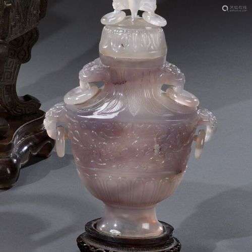 CHINE - Fin du XIXe siècle Pot couvert en calcédoine, le cor...