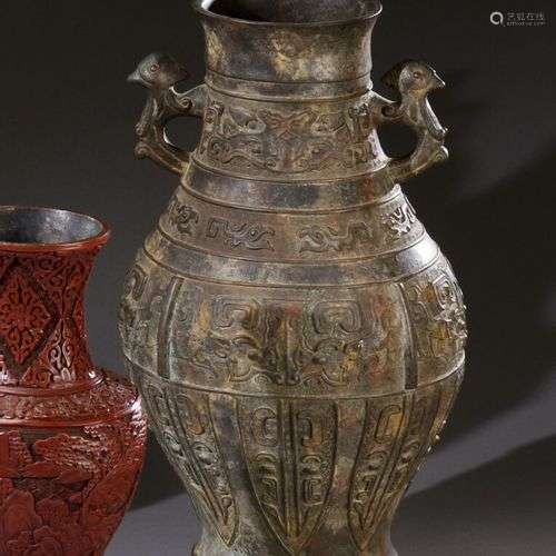 CHINE - XIXe siècle Vase en bronze, à décor Taotie sur fong ...