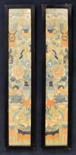 CHINE - XIXe siècle Deux broderies sur soie formant pendant,...