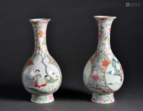 CHINE - Début du XXe siècle Paire de petits vases à long col...