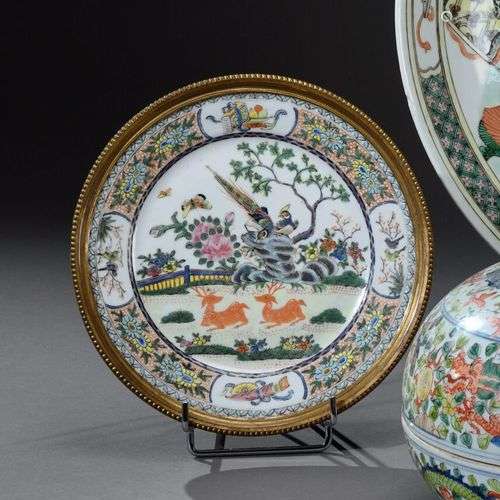 CHINE - Début du XIXe siècle Assiette en porcelaine, à décor...