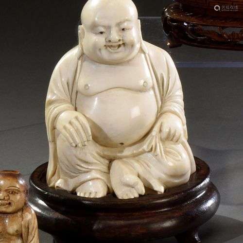 ** CHINE - Vers 1900 Hotei assis, sujet en ivoire H. 10 cm -...